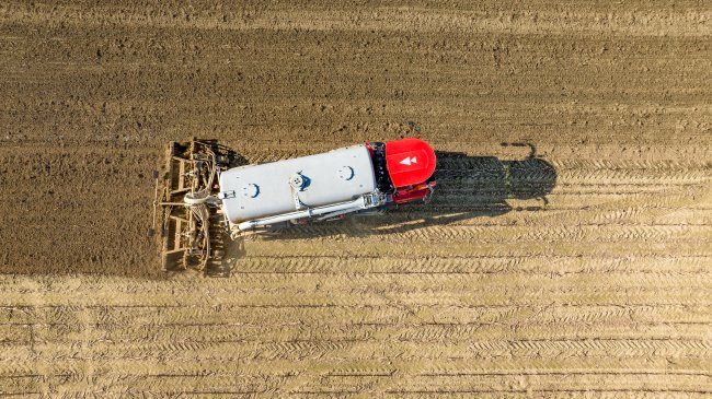 Přesazená jízda, tj. když každá náprava jede ve vlastní stopě vpravo nebo vlevo, přijde mimo jiné vhod na svazích, kde stroji poskytne stabilitu. Tímto stylem jízdy se také méně utužuje půda.