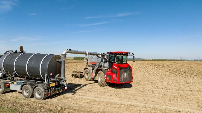 Plnění a vyprazdňování nádrže aplikátoru Holmer Terra Variant 650 lze provádět sacím potrubím.