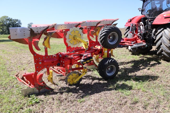 Prezentovaný pluh Pöttinger SERVO PLUS 3000 měl hydraulicky nastavitelná kola pro každou stranu.