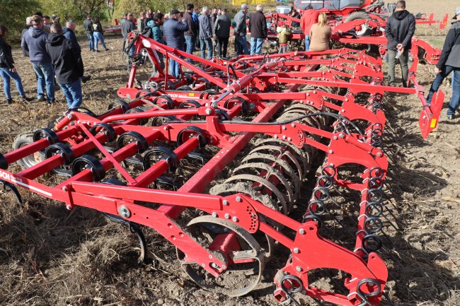 Nejvybavenější verze stroje pro mělké zpracování půdy (5 až 6 cm) Horsch Finer 7 SL.