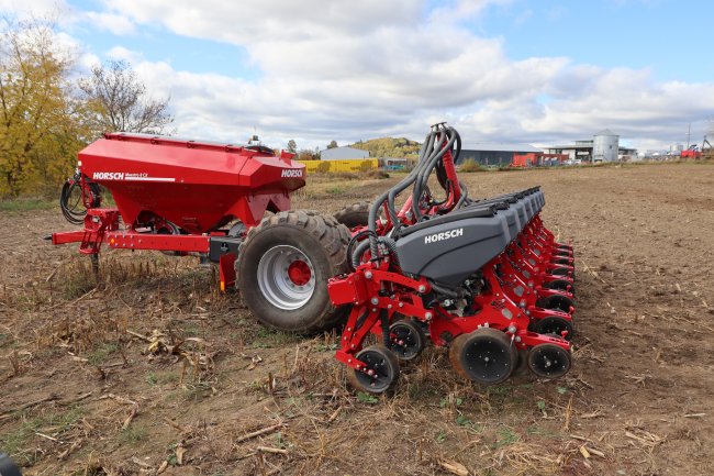 Horsch Maestro 8 CX primárně určený pro přesné setí širokořádkových plodin.