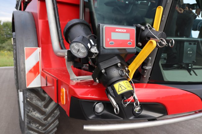 Na prezentovaném stroji Horsch Leeb VT si bylo možné povšimnout zařízení pro plnění postřikovače z přední části. Nyní je možné provádět plnění postřikovače zepředu i zboku současně.