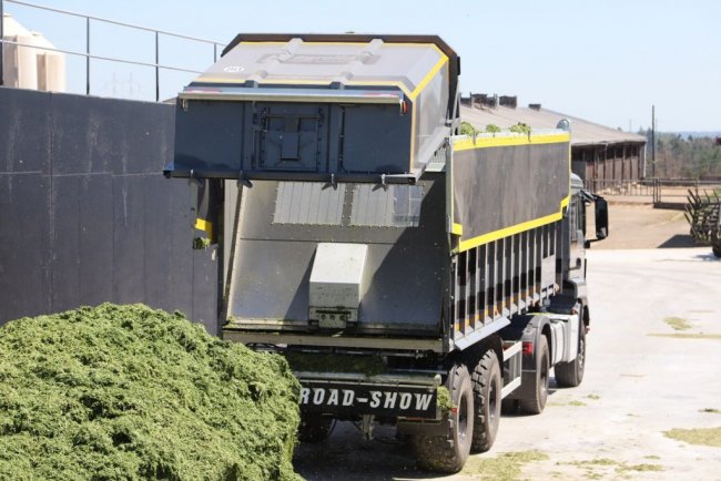 Sedlový návěs Kröger s výtlačným čelem – velkoobjemová zadní výklopná vrata díky své speciální konstrukci účinně zvětšují ložnou plochu nástavby.