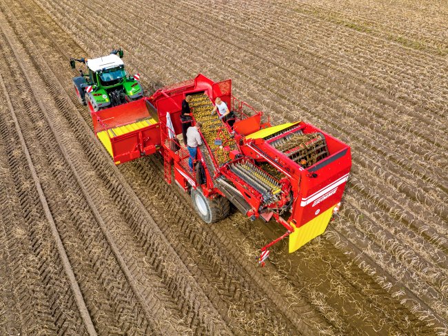 Přebírací platforma vyorávače brambor Grimme EVO 260 poskytuje dostatečný prostor pro až 8 osob.