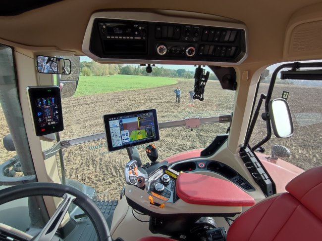 Pohled na ovládání traktoru Case IH Optum 340 AFS Connect CVXDrive.