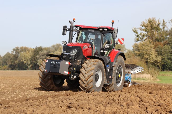 Case IH Puma 260 AFS Connect CVXDrive se sedmiradličným pluhem Lemken Diamant 16.