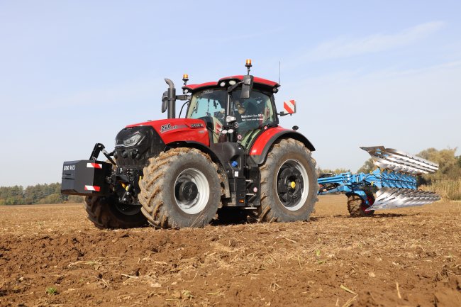 Case IH Puma 260 AFS Connect CVXDrive se sedmiradličným pluhem Lemken Diamant 16.