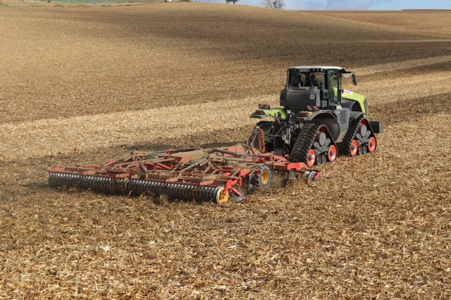 Během předvádění traktor Claas Xerion 12.650 pracoval v těžkých a suchých podmínkách v kopcovitém terénu. Hloubkový kypřič se záběrem sedm metrů zpracovával půdu do hloubky 25 cm. Traktor přitom pracoval při 1 450 ot/min.