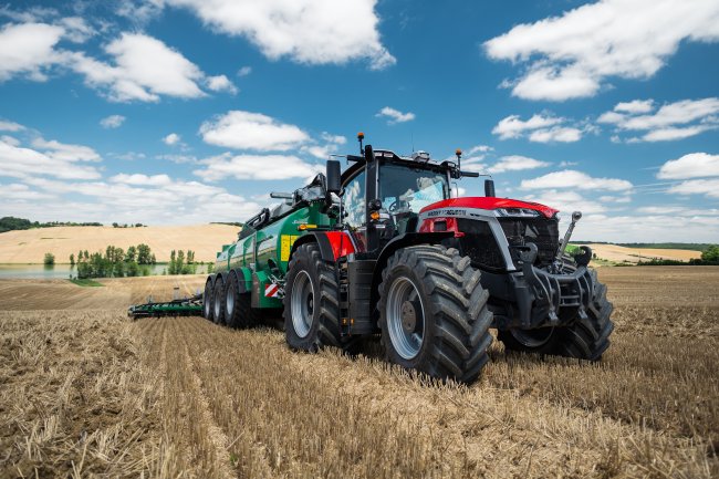 Optimální a intuitivní ovládání traktoru Massey Ferguson 9S zajišťuje standardní dotyková obrazovka Datatronic 5 a volitelná rozšířená obrazovka Fieldstar 5.