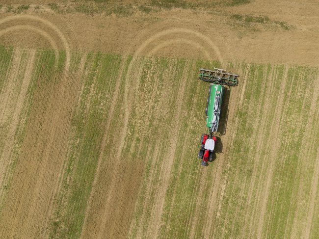 MF AutoTurn, na přání s funkcí MF Guide, automaticky nasměruje traktor na další řádek.