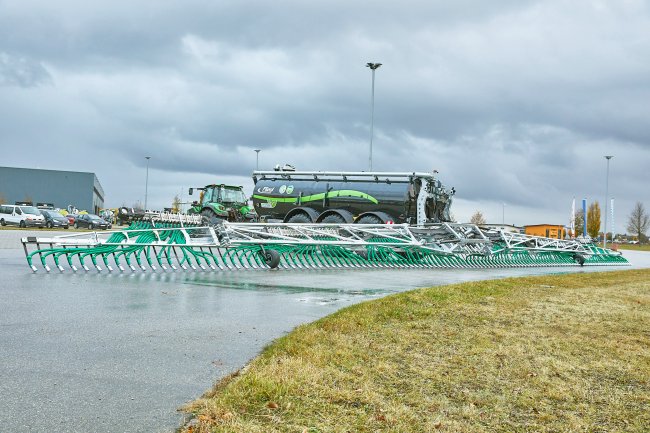 Fliegl rozšiřuje svůj sortiment v oblasti aplikátorů kejdy o Fliegl SKATEMASTER 300 s pracovním záběrem 30 metrů.