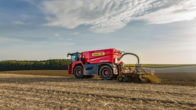 Sací rameno samojízdného aplikátoru Vervaet Quad 550 je otočné o 180°. Nádrž je naplněna do 2 minut.