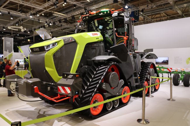 Prototyp autonomního traktoru Claas Xerion 12.590 Terra Trac na veletrhu Agritechnica 2023.
