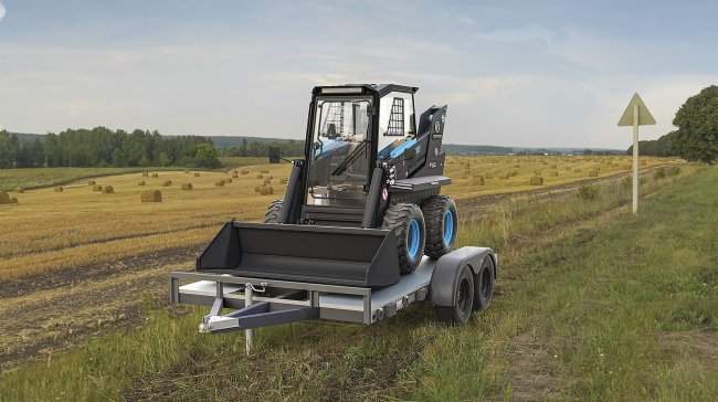 Model First Green Elise 700 lze převážet na podvalníkovém návěšu za dodávkou.