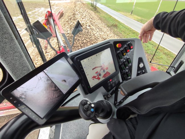 Na terminálu čističe Holmer Terra Felis 3 evo se zobrazuje nastavení stroje, obsluha nemusí chodit ven nic kontrolovat. Jedna kamera je umístěna na ramenu a druhá v oblasti nabíracího mechanismu.