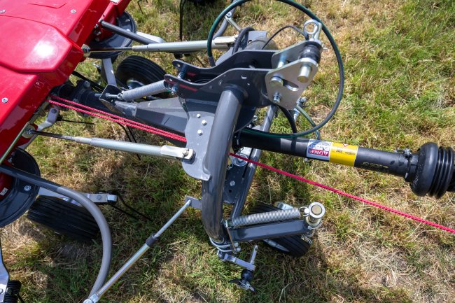 Stejně jako jejich předchůdci jsou obraceče Massey Ferguson TD Gen2 Alpine těsně připojeny do tříbodového závěsu.