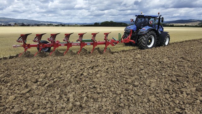 Díky schopnosti překrýt kola traktoru až o šířce 900 mm zvládají pluhy SUKOV ArcoAgro 180 2in1 i MAXGREEN orat v brázdě.