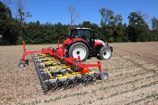 Prutové brány Pöttinger TINECARE V 12200 MASTER lze použít pro celoplošné zpracování půdy v obilovinách nebo řádkových plodinách.