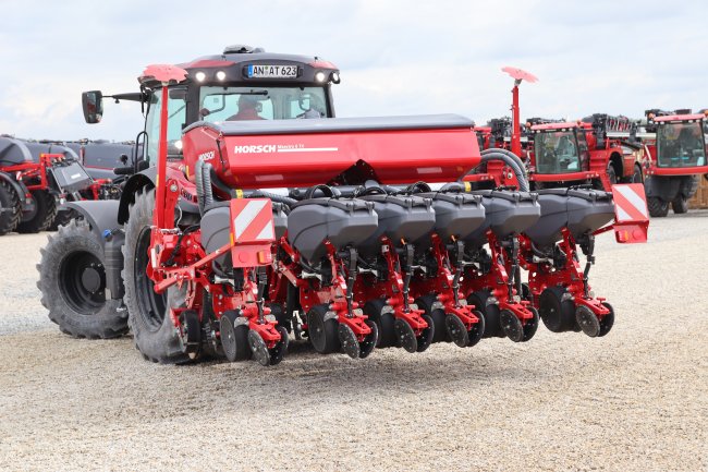Na Tiskových dnech byla prezentována šestiřádková varianta secího stroje Horsch Maestro 6TX se zásobníkem o objemu 1 300 litrů na hnojivo.