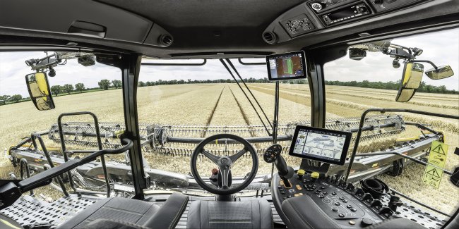 Kabina nové sklízecí mlátičky New Holland CR11 se téměř neliší od svých předchůdců.