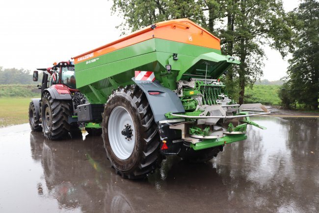 Rozmetadlo Amazone ZG-TX Super má maximální zatížení nápravy 15 tun na poli, 10 tun na silnici a zatížení oje 4 tuny.
