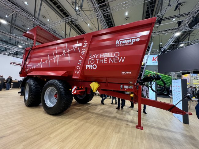 Krampe ProBody 760 vystavený na veletrhu Agritechnica 2023. Návěs lze ovládat přes ISOBUS.