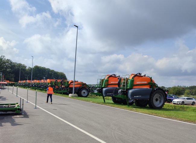 Odstavná plocha s postřikovači Amazone.