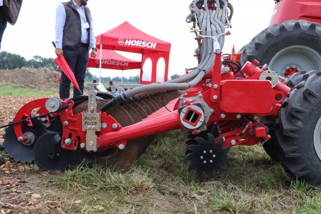 Horsch Avatar 12.25 SD může mít ve výbavě nově systém AutoForce pro automatickou regulaci přítlaku botek na základě půdních podmínek na poli. Systém je na rozdíl od jiných secích strojů Horsch zabudován na okrajích výsevní lišty.