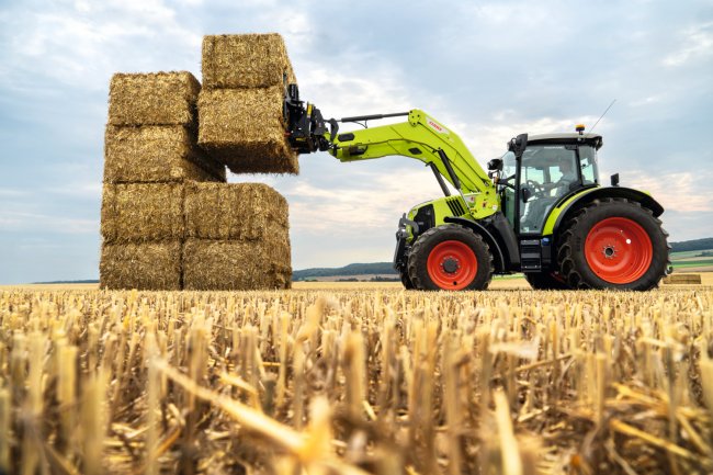 První, čeho si všimnete, je nová inovativní třísekční konstrukce, která doplňuje design traktorů Claas.