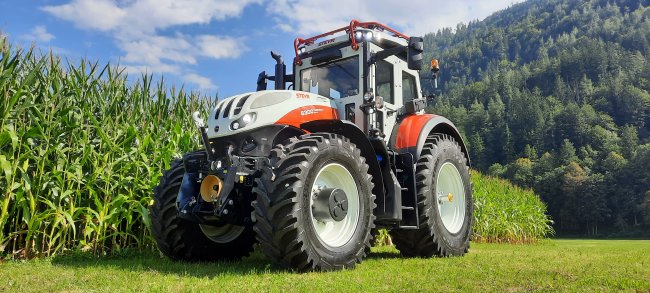 Traktor Steyr Terrus CVT vybaven pancéřovou kabinou od rakouské firmy Achleitner Fahrzeugbau.