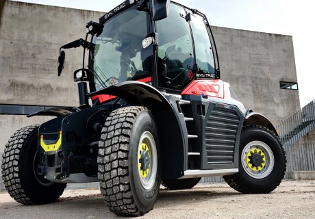 Čtyřpásový traktor John Deere 8RX nabídne lepší tahové vlastnosti a ochranu  půdy