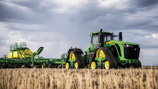 Nový John Deere 9RX se vyznačuje designem, který byl převzat od traktorů John Deere 8R.