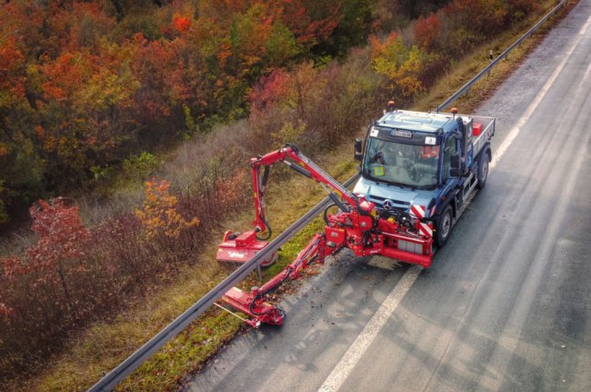 Prototyp vodíkového Mercedes-Benz Unimog byl vybaven přední sekačkou se dvěma žacími hlavami.