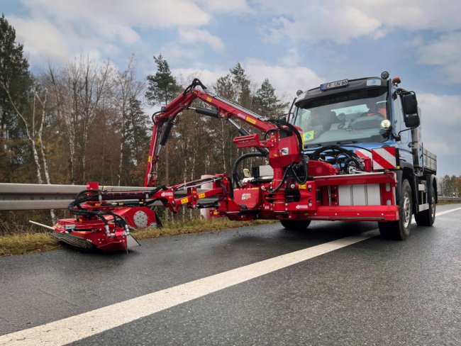 Prototyp byl vybaven přední sekačkou se dvěma žacími hlavami.