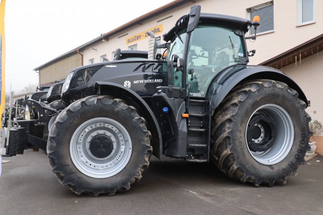 Největší traktory New Holland T7.290 HD (Heavy Duty) se uplatňují při práci na jámě.