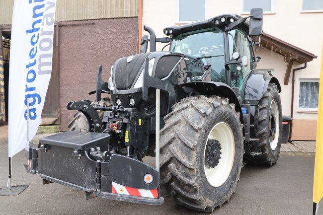 Nejnovějšími stroji je dvojice traktorů New Holland T7.260 Auto Command. Všechny traktory mají nárazník Agribumper.