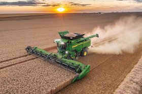 Nová sklízecí mlátička John Deere S7 nabízí vyšší efektivitu a produktivitu. Má novou kabinu, vzhled i název