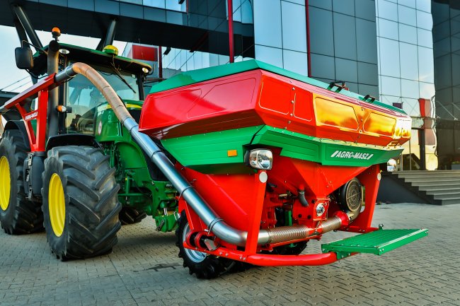 Čelní zásobník AGRO-MASZ Ikar o objemu 1 800 litrů je určen pro zavěšení do předního závěsu traktoru o výkonu 140 koní, takže funguje i jako závaží.