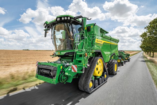 Design sklízecích mlátiček John Deere S7 podtrhuje příbuznost s vlajkovou lodí John Deere X9.