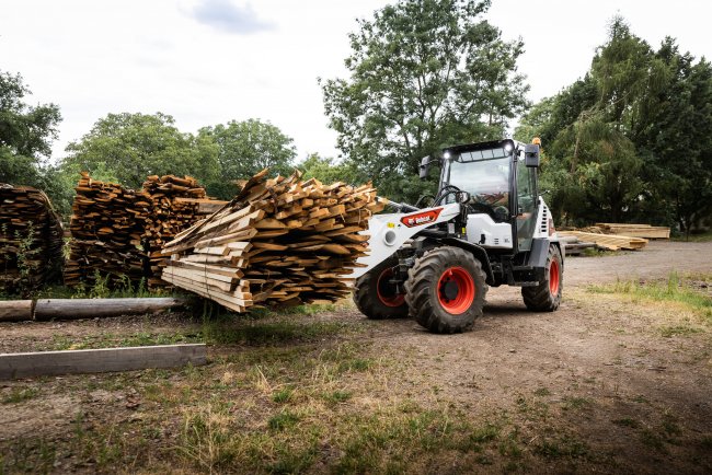 Oceňovaná konstrukce všech tří modelů kolových nakladačů Bobcat zajišťuje vysokou základní úroveň vybavení standardními funkcemi.