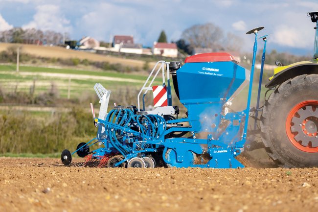 Na výstavní ploše bude přítomen i nástavbový třímetrový secí stroj Lemken Solitair 9+ DUO ve spojení s rotačními branami Lemken Zirkon 12/300.