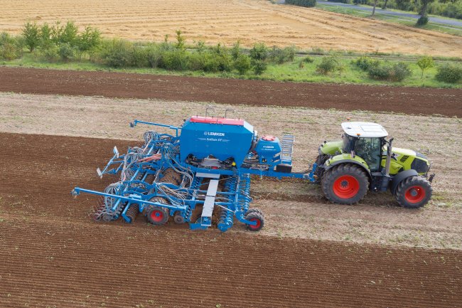 Novinkou v oblasti secích strojů je příchod devítimetrového modelu Lemken Solitair DT.