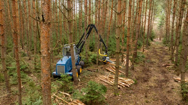 Harvestor je velmi obratný díky malému poloměru zatáčení a šířce stroje, která dosahuje hodnoty 2,1 metru na 500 mm pneumatikách.