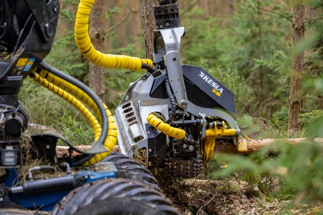 Pracovní čerpadlo o velikosti 100 ccm poskytuje dostatek oleje pro všechny funkce harvestorové hlavice i hydraulické ruky.