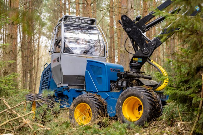 Přední náprava je vybavená funkcí boggie-lift umožňující přední kola zvednout a tím snížit poloměr otáčení stroje až o jeden metr.