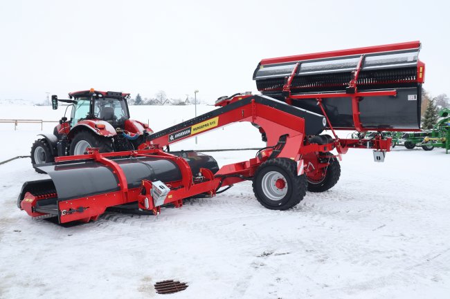 Hydraulickým posunutím pásových jednotek do stran a změnou směru jejich otáčení se provádí změna vytváření řádku. Foto Milan Jedlička