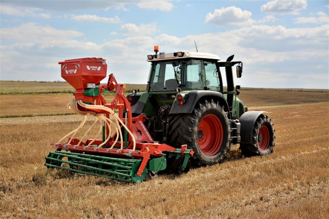 Secí stroje a techniku na zpracování půdy firmy AGRO-MASZ lze také osadit secím zařízením pro aplikaci dalšího druhu osiva.