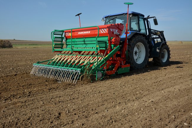 AGRO-MASZ má v sortimentu nástavbový mechanický secí stroj SN, který se používá v kombinaci s rotačními bránami nebo kypřiči, pomocí kterých lze provádět bezorebnou přípravu půdy s následným setím.