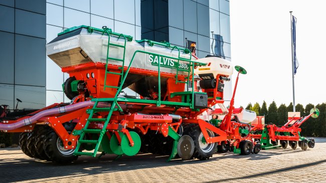 AGRO-MASZ Salvis Z 300 je stroj pro traktory o výkonu od 180 až 250 koní, který v jednom přejezdu zpracuje půdu, aplikuje hnojivo a zaseje osivo.