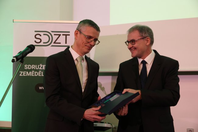 Jaroslav Moravčík (vpravo) ze slovenského sdružení dovozců zemědělské techniky předal panu Kvapilovi pamětní plaketu.